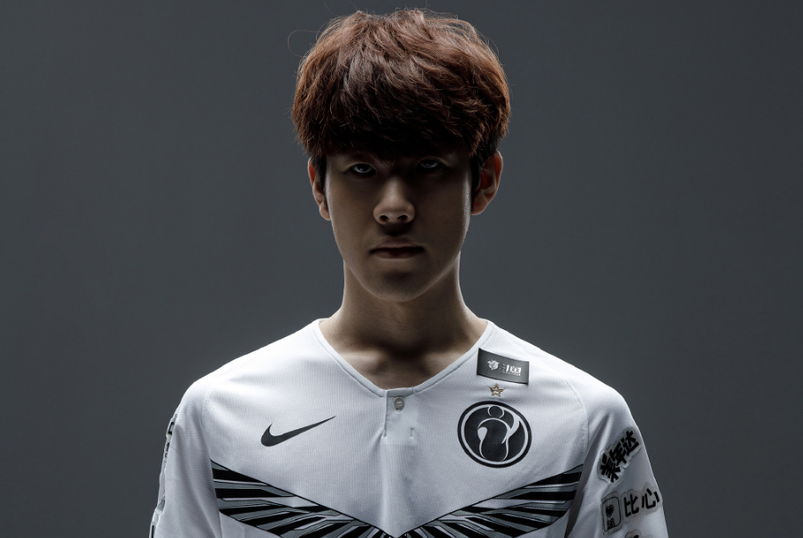 每当他在场 每当他在场